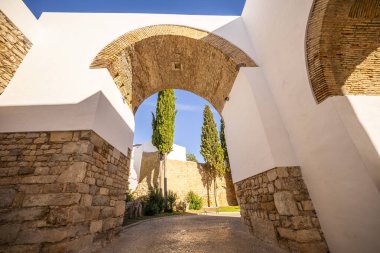 Arco do Repouso, Faro, Algarve, Portekiz 'de tarihi bir kemer, geleneksel taş mimarisi, kaldırım taşı sokakları ve şehir merkezinde büyüleyici eski kasaba atmosferi sergileniyor..