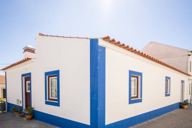 Vila Nova de Milfontes şehri, Alentejo sahili, Portekiz. Beyazlatılmış evler, kaldırım taşı sokaklar. Avrupa kıyı kenti, seyahat beldesi, Akdeniz mimarisi, yaz turizmi.