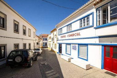 Vila Nova de Milfontes şehri, Alentejo sahili, Portekiz. Beyazlatılmış evler, kaldırım taşı sokaklar. Avrupa kıyı kenti, seyahat beldesi, Akdeniz mimarisi, yaz turizmi.