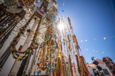 Portekiz, Alentejo 'daki Vila Nova de Milfontes' te geleneksel bir restoranda şarap mantarlarından yapılmış dekoratif bir duvar. Yaratıcı tasarım, zengin şarap kültürü ve zanaatkar karakteri yansıtan kırsal ve otantik bir cazibe katıyor.