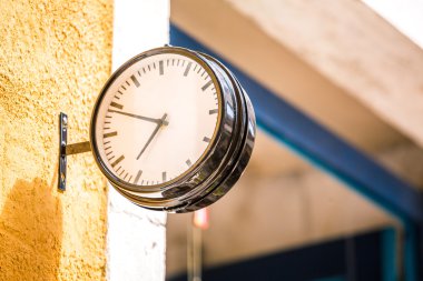 Bir duvara güneşli Akdeniz günde saat