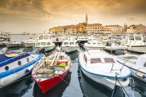 Kroatische Küste - Boote und historische Stadt — Stockfoto