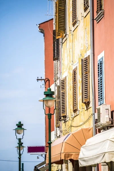 Mediterrane, farbenfrohe Gebäude — Stockfoto