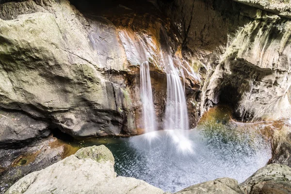 Cascade dans le parc des grottes de Skocjan, site du patrimoine naturel de Sloven — Photo