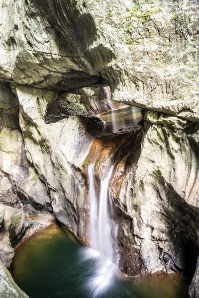 Vattenfall i Skocjan grottor Park, naturlig världsarv i Sloven — Stockfoto