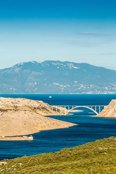 Bro som fører til Krk øy – stockfoto