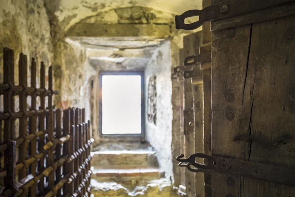 Puertas a las viejas celdas de la prisión abiertas — Foto de Stock