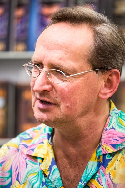 Wojciech cejrowski signiert seine Bücher auf der 19. internationalen Buchmesse in Krakau — Stockfoto