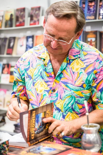 Wojciech Cejrowski firma sus libros en la XIX Feria Internacional del Libro en Cracovia — Foto de Stock