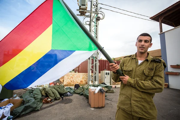 Israëlische soldaat met Druzen vlag — Stockfoto