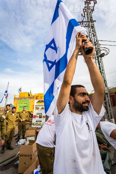 Izraelski żołnierz z Flaga narodowa — Zdjęcie stockowe