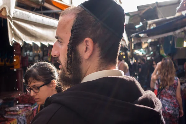 Żyd robi zakupy na targu — Zdjęcie stockowe