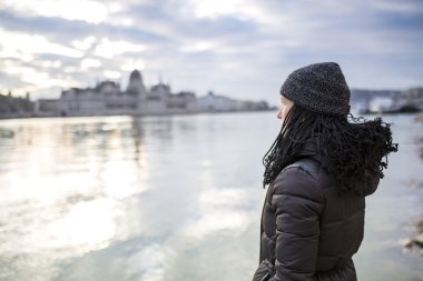 Genç kadın ciddi konular hakkında düşünme