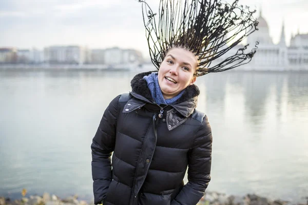 Kaukasische vrouw met Afrikaanse haren — Stockfoto