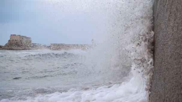 Волны Средиземного моря в Кесарии — стоковое видео