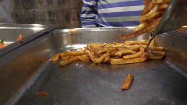 Servind cartofi prăjiți francezi — Videoclip de stoc