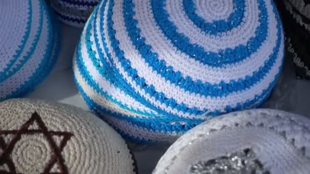 不同颜色的犹太圆顶小帽 — 图库视频影像