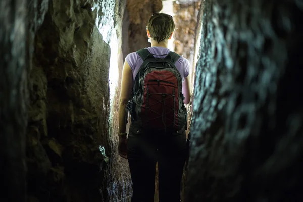 Aventura en el túnel de Ezequías en Jerusalén — Foto de Stock