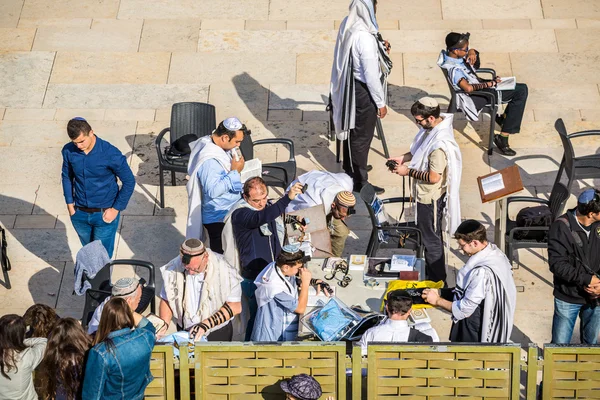 Néhány ortodox zsidók viselt phylacteries — Stock Fotó