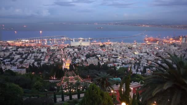 Solnedgång i Haifa tas från Bahai trädgård — Stockvideo