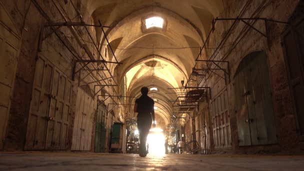 在耶路撒冷的狭窄的街道上行走的旅游 — 图库视频影像