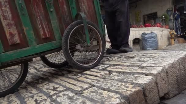 Using old tire as a brake on steep street of Jerusalem — Stock Video