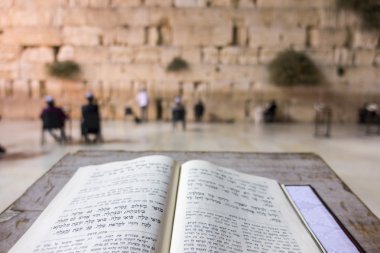 Western Wall, Jerusalem önünde açık Tevrat