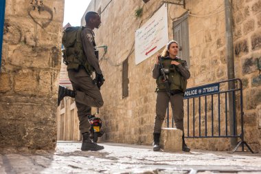 İsrail askerleri - erkek ve kadın - Jerusalem koruma