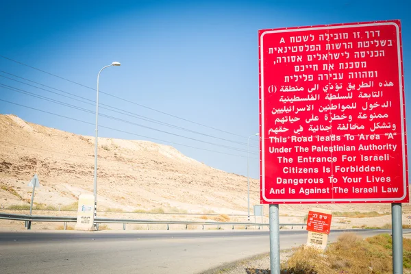 Warning sign for Israelites on the border with Palestinian Auton — Stock Photo, Image