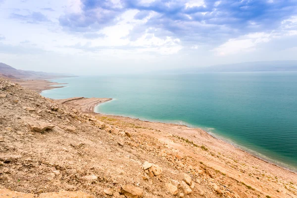 Döda havet kusten vid skymningen, Israel — Stockfoto