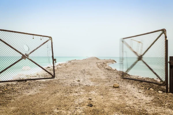 Cancello aperto che conduce al Mar Morto . — Foto Stock