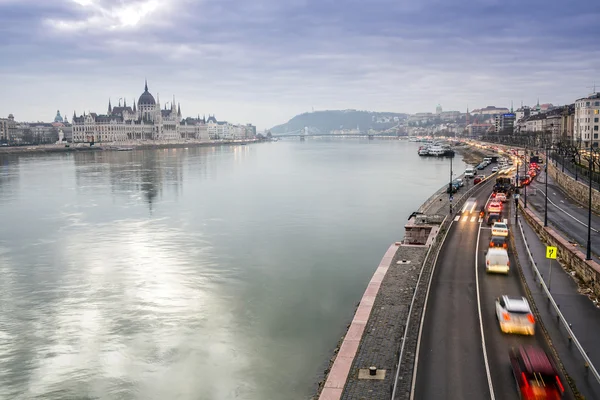 Parlament nad Danube rzeki i traffic jam w Budapeszcie, Hungar — Zdjęcie stockowe