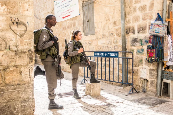 Israeli soldiers - man and woman - guarding Jerusalem — Stock Photo, Image