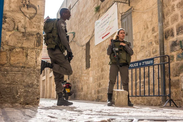 Soldados israelíes - hombre y mujer - custodiando Jerusalén —  Fotos de Stock