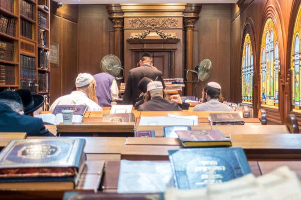 In de Joodse synagoge in Jeruzalem, Israël — Stockfoto