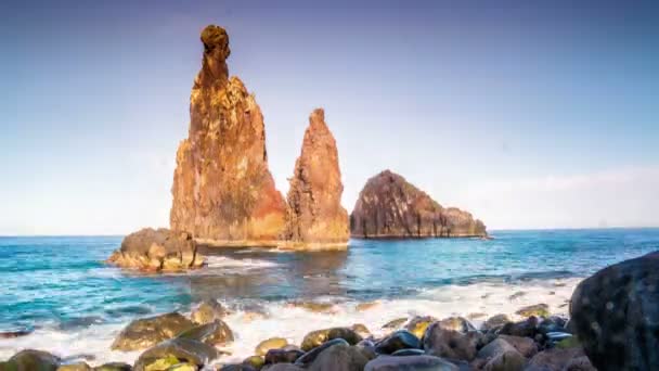 大西洋の美しい岩に沈む夕日 — ストック動画