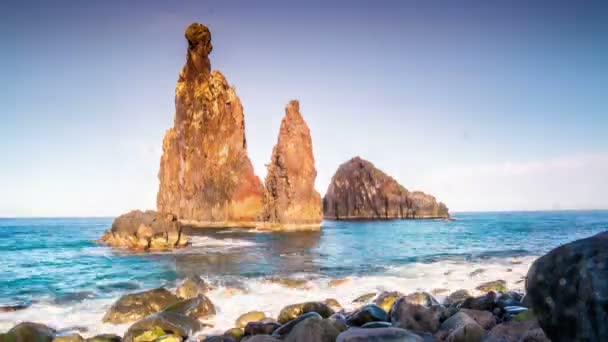 Pôr do sol sobre a bela rocha no Oceano Atlântico — Vídeo de Stock