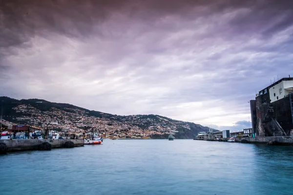 Ferry que chega a um porto no Funchal, Madeira — Fotografia de Stock