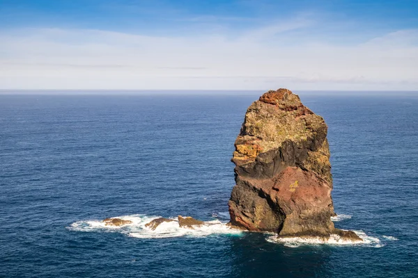 Atlantische golven crush één rock — Stockfoto