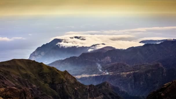 Wolken über den Bergen von pico do areiro, der Vulkaninsel Madeira — Stockvideo