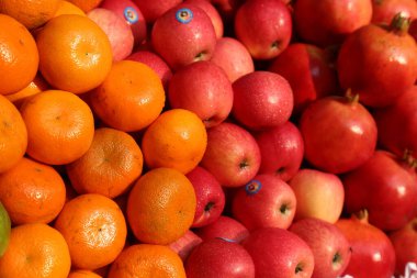 Bangladeş, Dhaka 'daki yerel markette meyve suyu standı. Yığınla renkli meyve karışımı.