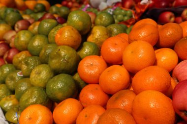 Bangladeş, Dhaka 'daki yerel markette meyve suyu standı. Yığınla renkli meyve karışımı.