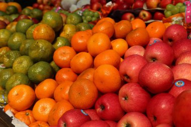 Bangladeş, Dhaka 'daki yerel markette meyve suyu standı. Yığınla renkli meyve karışımı.