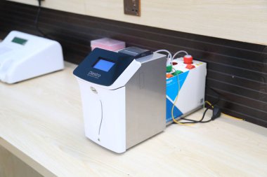 Laboratuvarda ya da laboratuvarda bir test tüpüne bakarak tıbbi ya da araştırma yapan bilim adamı ya da doktor.