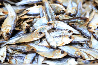 Balık Pazarı 'nda çiğ balık. HD fotoğraflarda kuru eritilmiş..