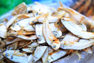 Balık Pazarı 'nda çiğ balık. HD fotoğraflarda kuru eritilmiş..