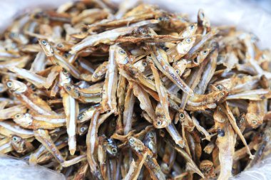 Balık Pazarı 'nda çiğ balık. HD fotoğraflarda kuru eritilmiş..