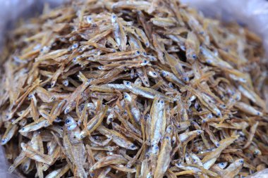 Balık Pazarı 'nda çiğ balık. HD fotoğraflarda kuru eritilmiş..