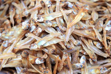 Balık Pazarı 'nda çiğ balık. HD fotoğraflarda kuru eritilmiş..