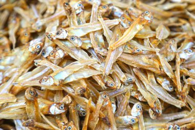 Balık Pazarı 'nda çiğ balık. HD fotoğraflarda kuru eritilmiş..